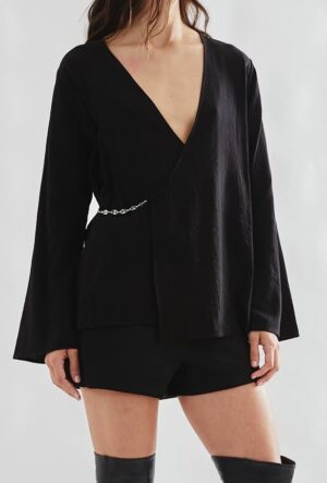 blusa de seda arrugada cruzada con cadenas