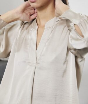 Blusa satén cuello mao y tablas en hombros - Imagen 2