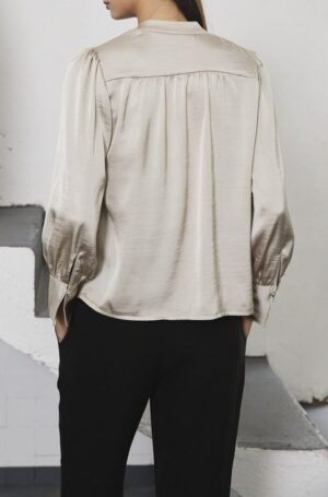 Blusa satén cuello mao y tablas en hombros - Imagen 3