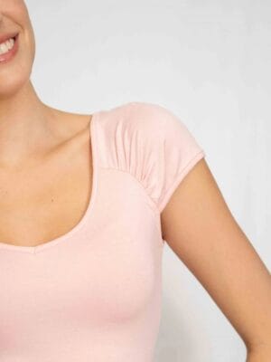 Remera escote V manga fruncida - Imagen 2