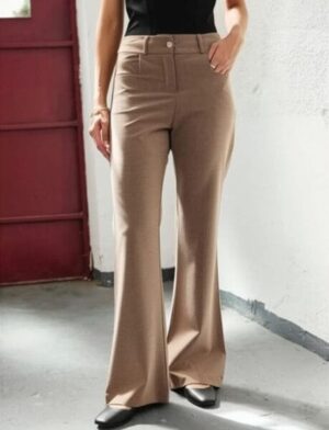 Pantalón recto con bolsillo cuadrado