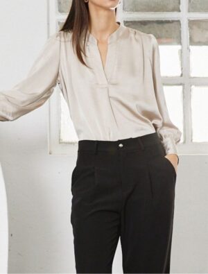 Blusa satén cuello mao y tablas en hombros