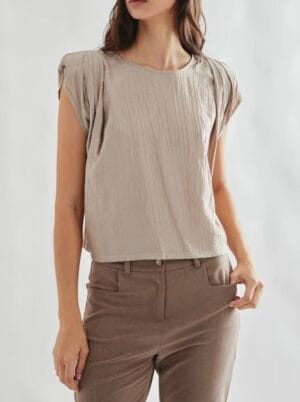 Elegante blusa de seda arrugada