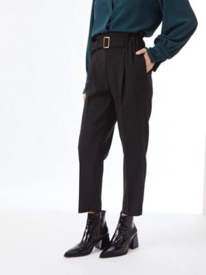 Pantalón con cinto y hebilla