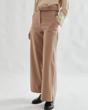 Pantalón ancho con cinto y hebilla